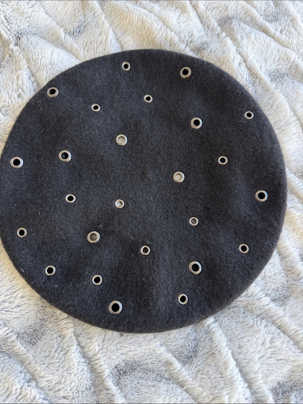 Black Grommet Wool Beret - Stylish Women's Accessory